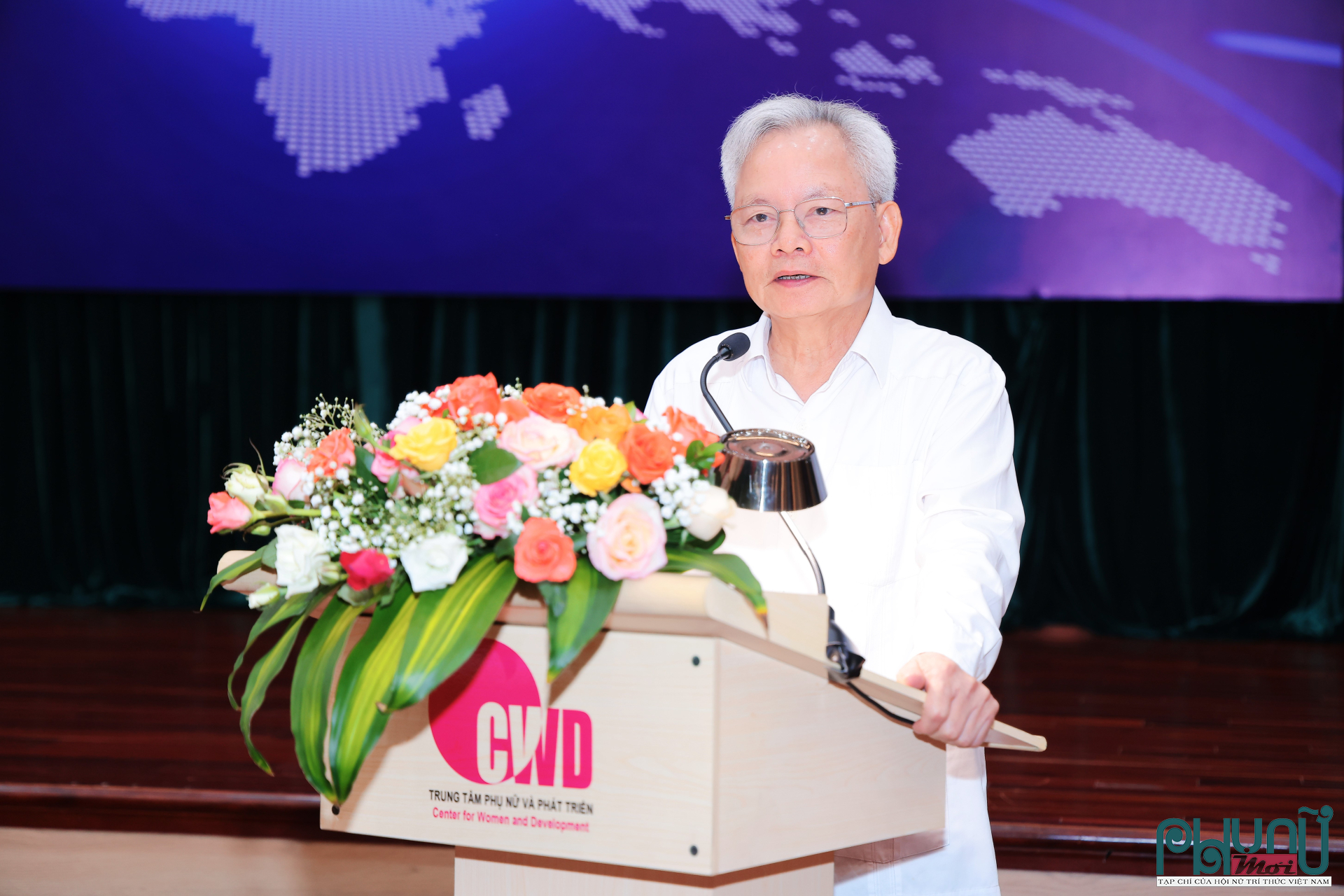 GS.TS Tạ Ngọc Tấn, Nguyên Ủy viên TƯ Đảng, Phó Chủ tịch Thường trực Hội đồng Lý luận TƯ, Nguyên Tổng biên tập Tạp chí Cộng sản, Nguyên Giám đốc Học viện Chính trị Quốc gia Hồ Chí Minh, phát biểu tham luận tại Hội thảo