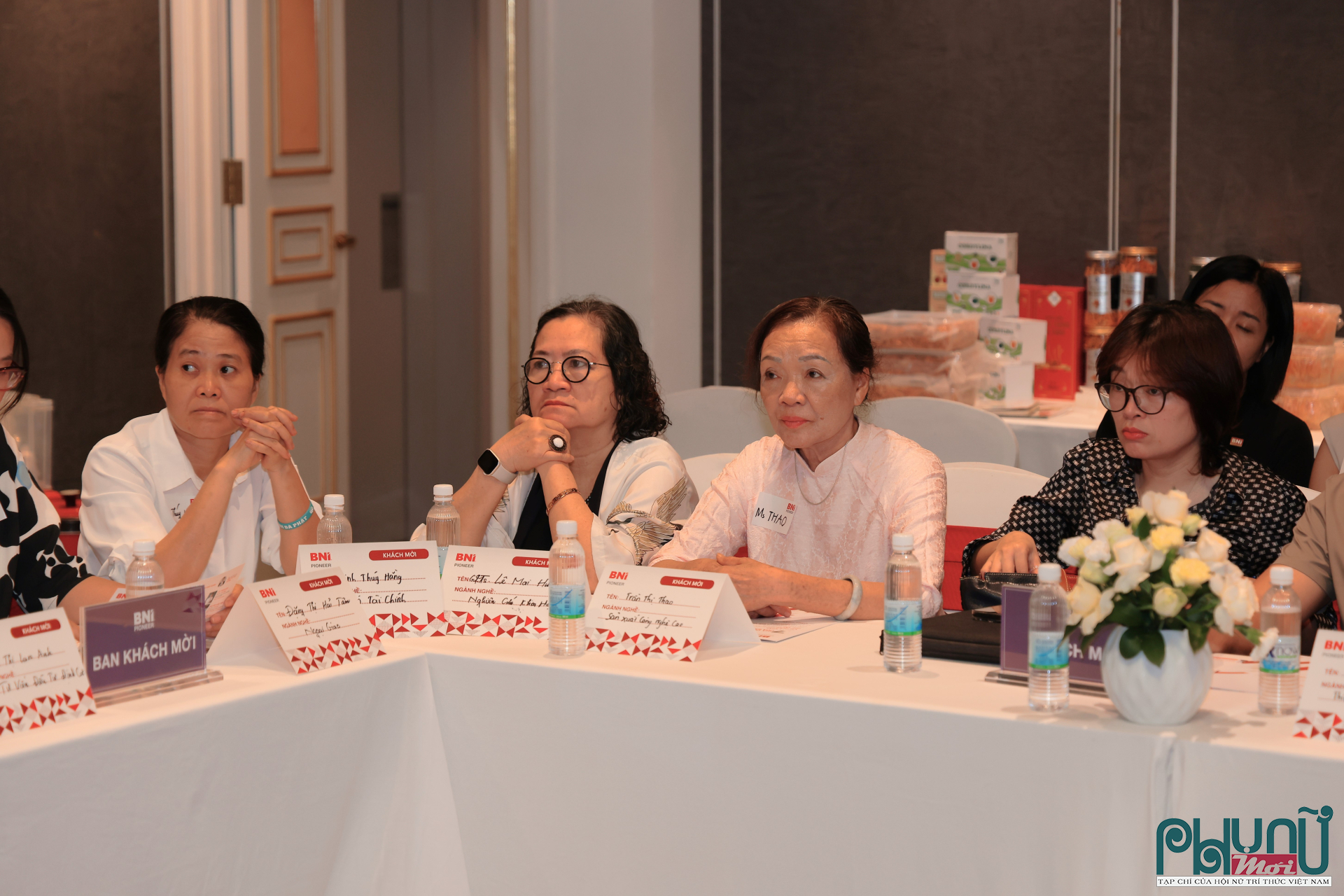 GS.TS. Lê Mai Hương, Phó Chủ tịch Hội Nữ trí thức Việt Nam (thứ 2 từ trái qua) tham dự chương trình