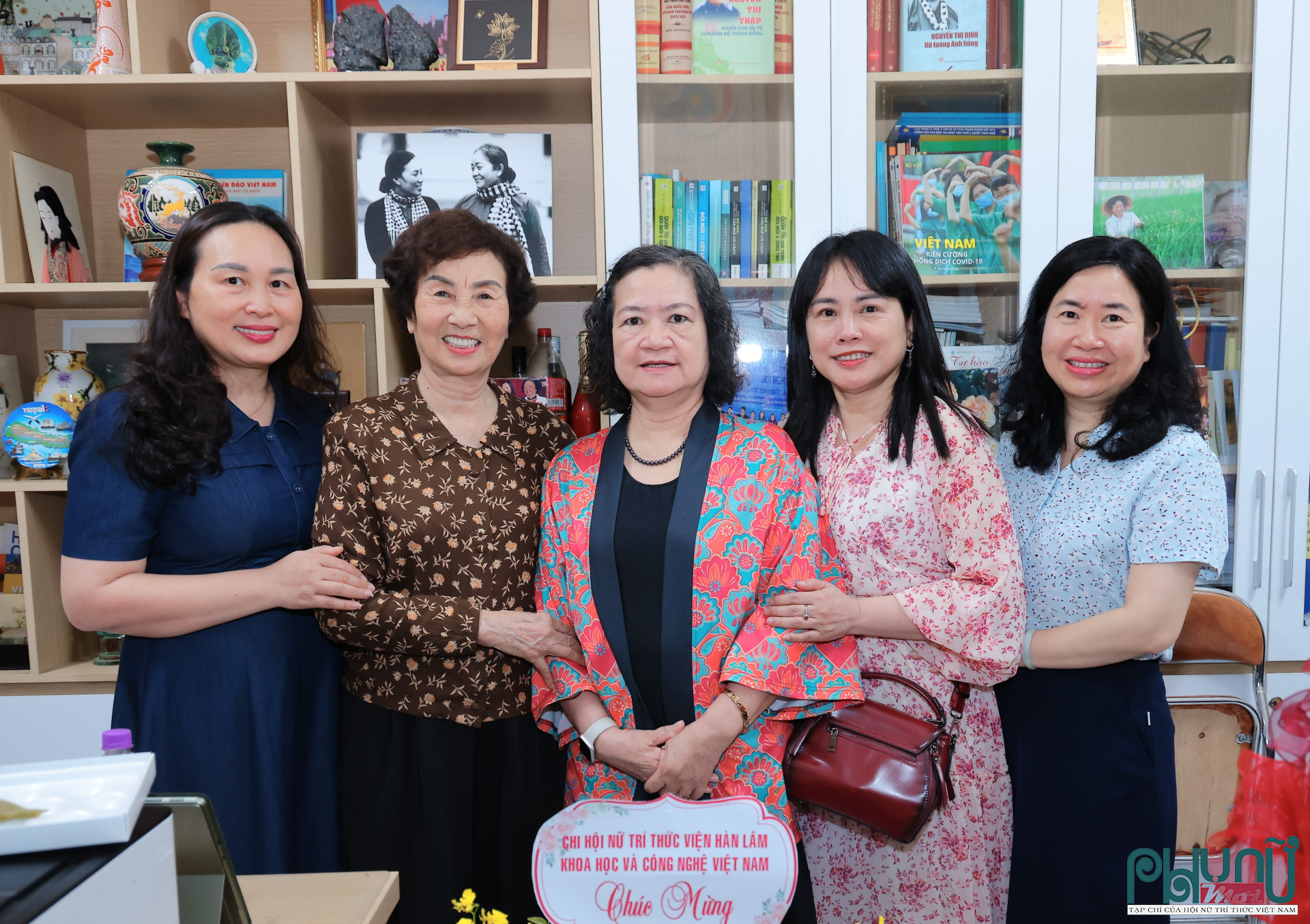 Các đại biểu chụp ảnh lưu niệm tại&nbsp;lễ ra mắt Viện Nghiên cứu và Ứng dụng Hóa sinh, Nông nghiệp và Môi trường (BioCHAE).