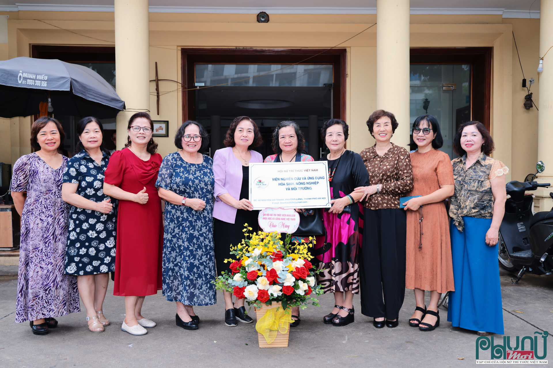 Lãnh đạo&nbsp;Hội Nữ trí thức Việt Nam chụp ảnh lưu niệm tại&nbsp;lễ ra mắt Viện Nghiên cứu và Ứng dụng Hóa sinh, Nông nghiệp và Môi trường (BioCHAE).
