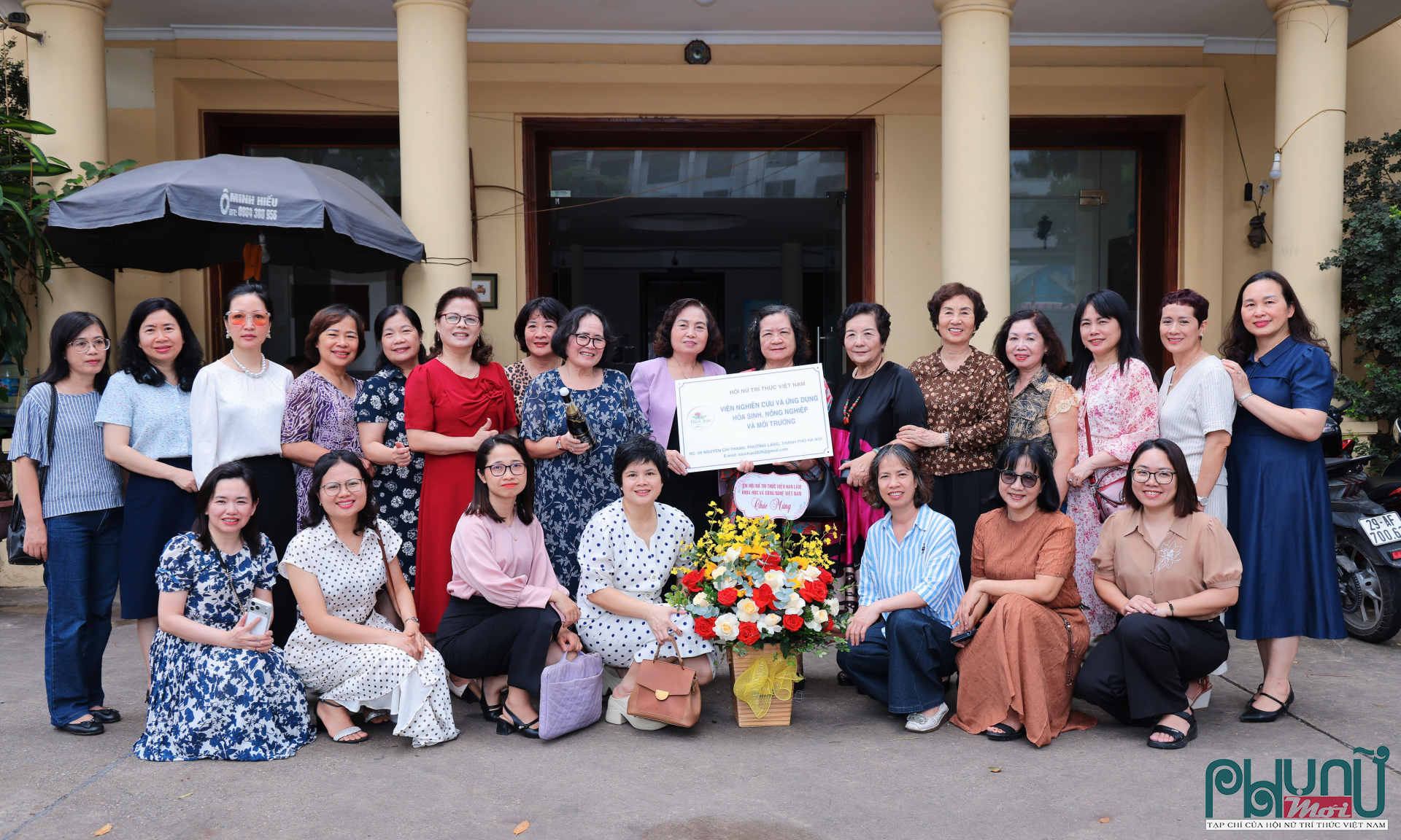 Các đại biểu chụp ảnh lưu niệm tại&nbsp;lễ ra mắt Viện Nghiên cứu và Ứng dụng Hóa sinh, Nông nghiệp và Môi trường (BioCHAE).