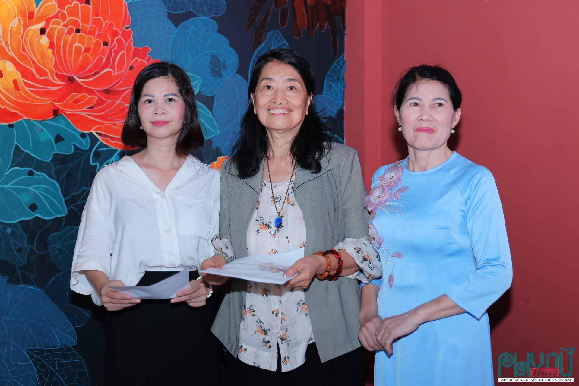 Lễ kết nạp hội viên mới - Công bố quyết định trao logo biểu trưng Hội NTT VN, quà kỷ niệm