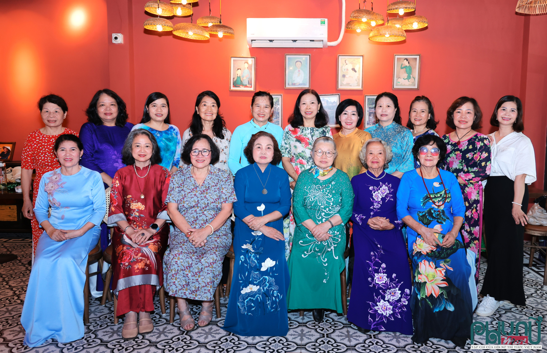 Các đại biểu chụp ảnh lưu niệm tại Đại hội nhiệm kỳ II, Chi hội Nữ trí thức Liên ngành I