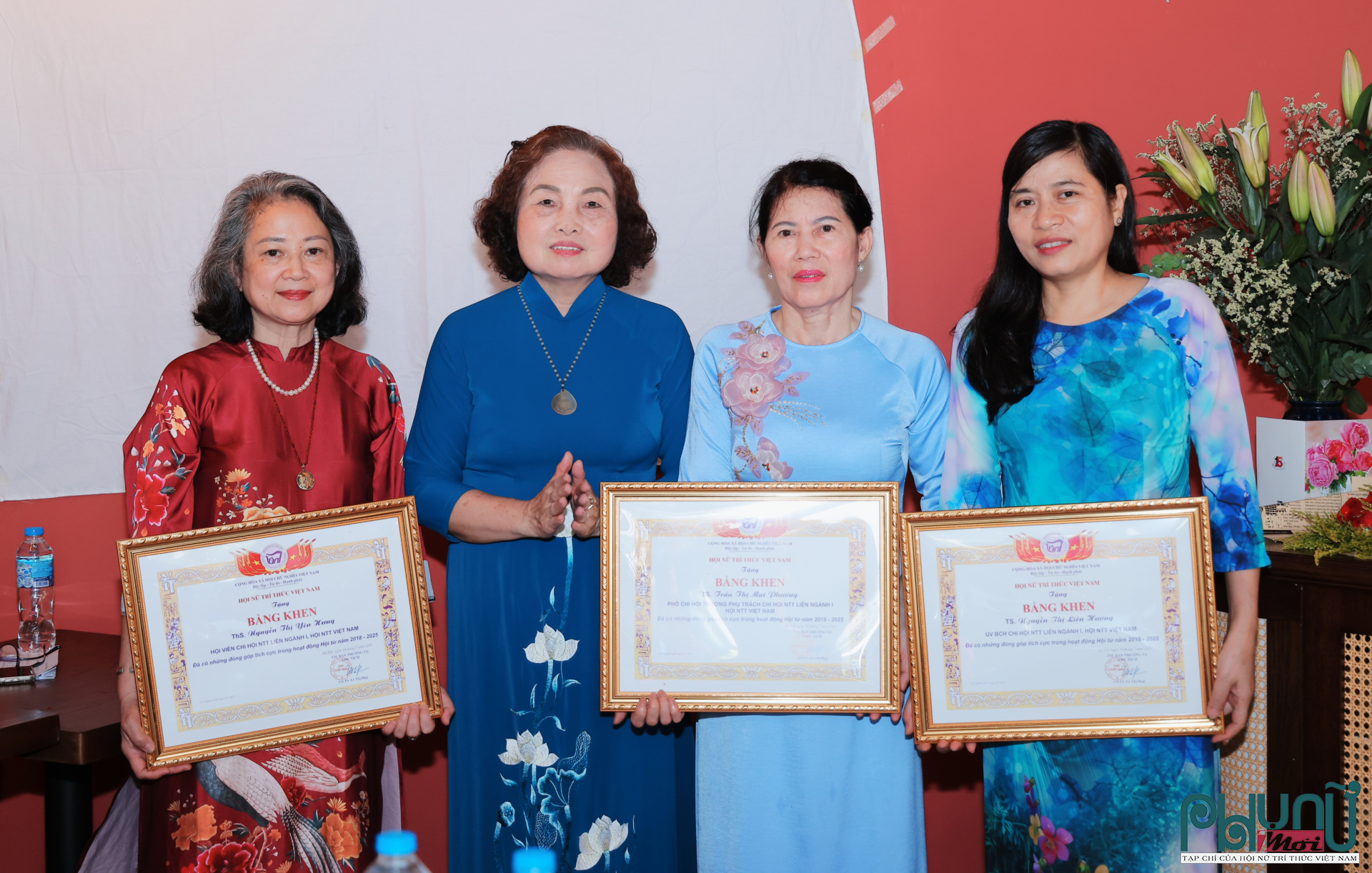 GS.TS. Lê Thị Hợp, Chủ tịch Hội Nữ Trí thức Việt Nam tặng bằng khen cho các hội viên