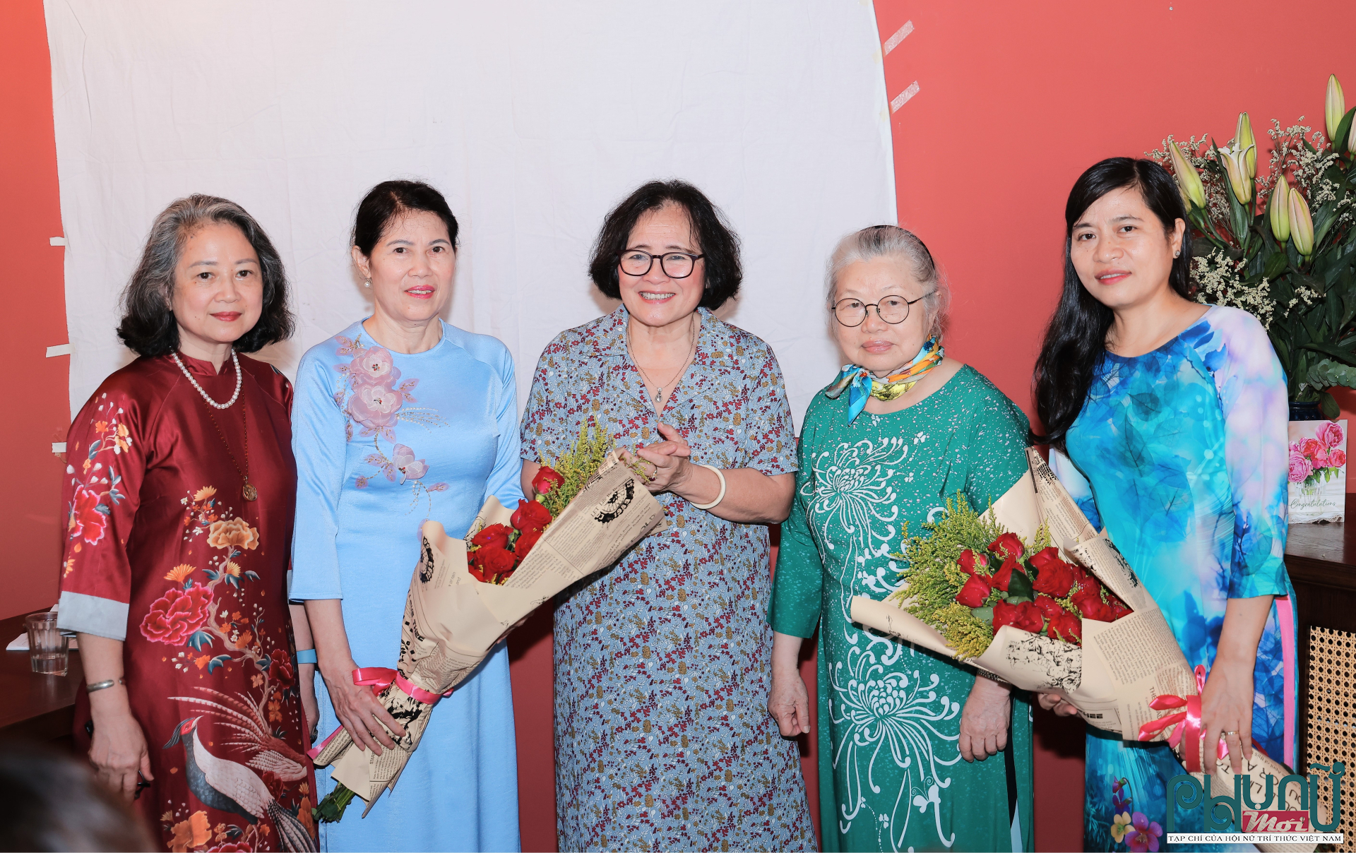 TS. Phạm Mỵ - Phó Chủ tịch Hội Nữ trí thức Việt Nam cùng với Anh hùng Lao động TTND.GS.TS. Huỳnh Thị Phương Liên tặng hoa chúc mừng BCH mới ra mắt