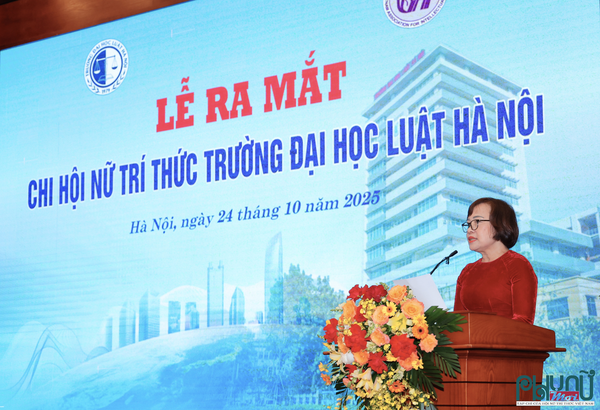 Bà Nguyễn Thị Dự, Chánh Văn phòng Hội Nữ trí thức Việt Nam công bố Quyết định thành lập Chi hội Nữ trí thức Trường Đại học Luật Hà Nội.