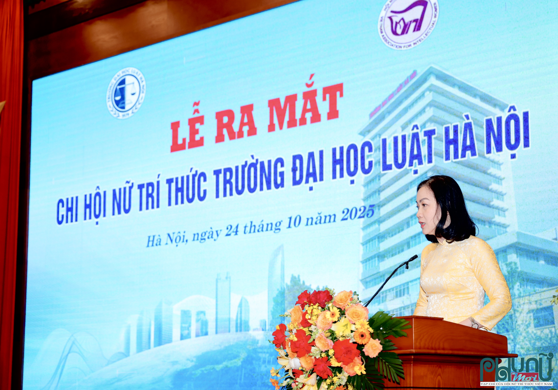 PGS.TS. Nguyễn Thị Kim Ngân đại diện Ban thường vụ Đảng uỷ Trường Đại học Luật Hà Nội công bố Nghị quyết của Đảng uỷ về việc chỉ định Ban chấp hành Chi hội Nữ trí thức Trường Đại học Luật Hà Nội.