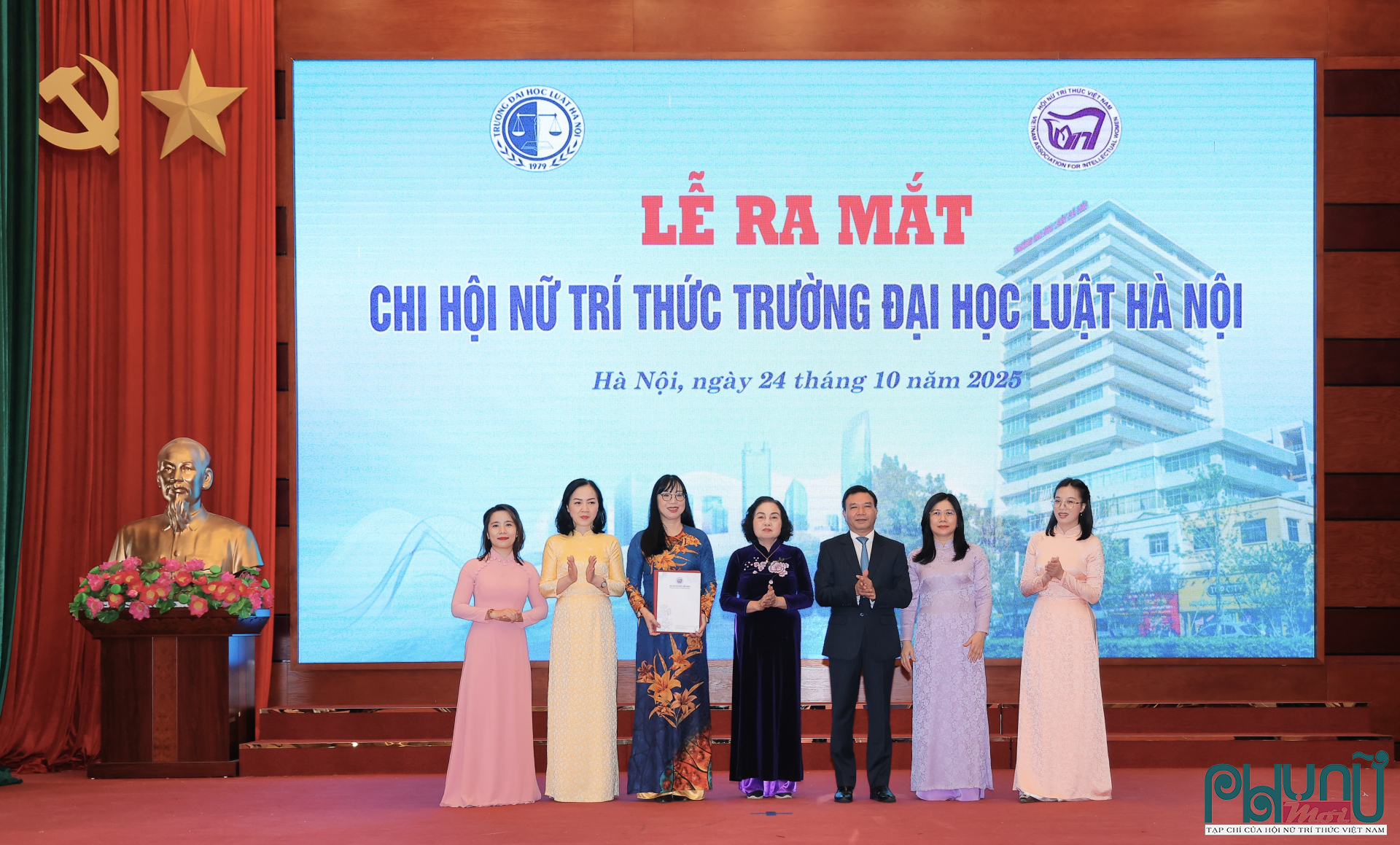 GS.TS Lê Thị Hợp, Chủ tịch Hội Nữ trí thức Việt Nam đại diện Ban Thường vụ Hội Nữ trí thức Việt Nam; TS. Chu Mạnh Hùng, Bí thư Đảng uỷ, chủ tịch Hội đồng trường ĐHLHN trao Quyết định và tặng hoa chúc mừng Ban Chấp hành Chi hội Nữ trí thức Trường Đại học Luật Hà Nội.