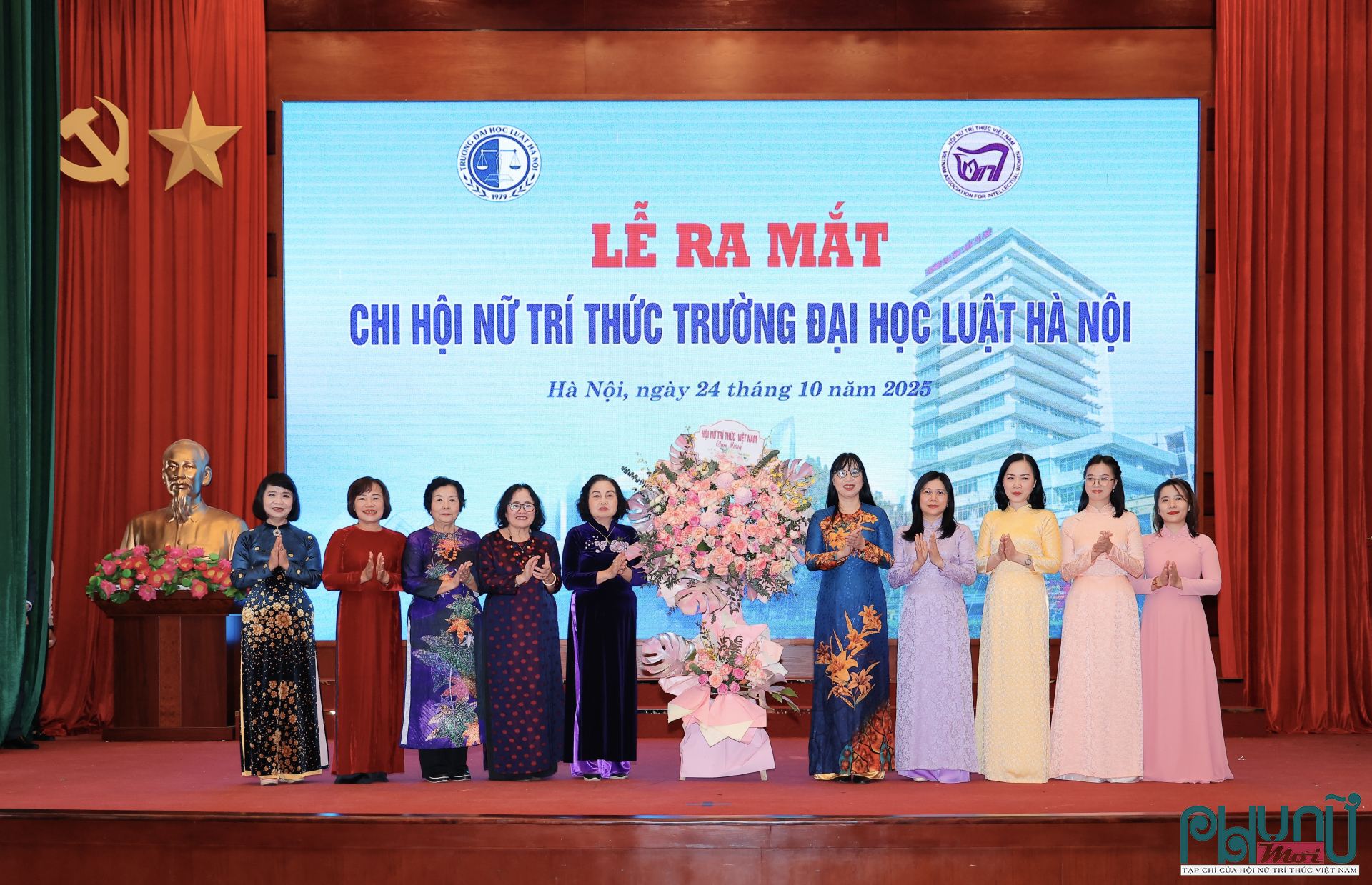 Lãnh đạo Hội Nữ trí thức Việt Nam tặng hoa Ban chấp hành Chi hội Nữ trí thức Trường Đại học Luật Hà Nội.