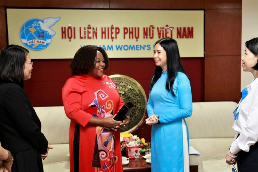 Phó Chủ tịch Hội LHPN Việt Nam Trần Lan Phương chúc bà Caroline T. Nyamayemombe, Quyền Trưởng Văn phòng UN Women có nhiệm kỳ công tác tại Việt Nam thành công