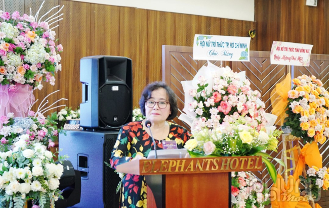 Phó Chủ tịch Thường trực Hội Nữ trí thức Việt Nam, TS. Phạm Thị Mỵ phát biểu tại Đại hội.