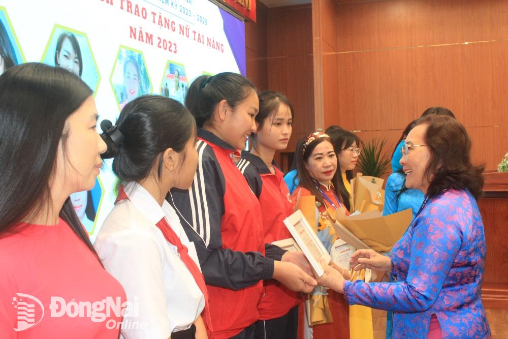 TS.Nguyễn Thị Thu Lan, Chủ tịch Hội Nữ trí thức tỉnh khóa II trao chứng nhận cho nữ tài năng 
