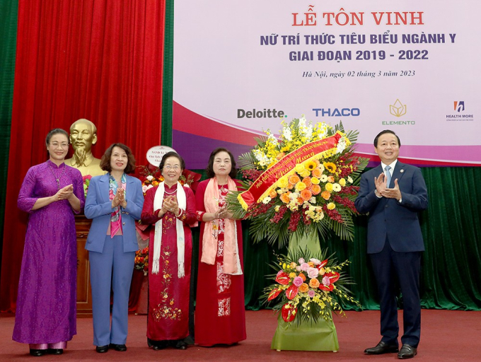Phó Thủ tướng Chính phủ Trần Hồng Hà chúc mừng các Nữ trí thức ngành Y triêu biểu giai đoạn 2019-2023 tại Lễ tôn vinh