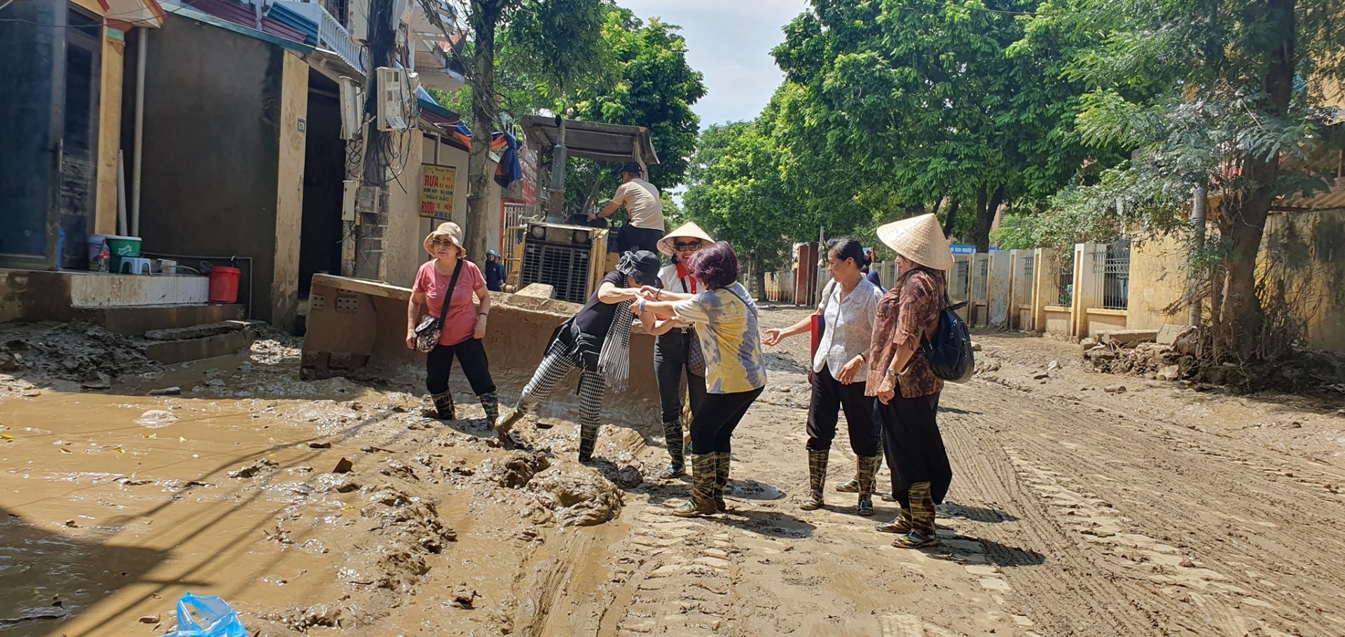 Lội bùn đi thiện nguyện