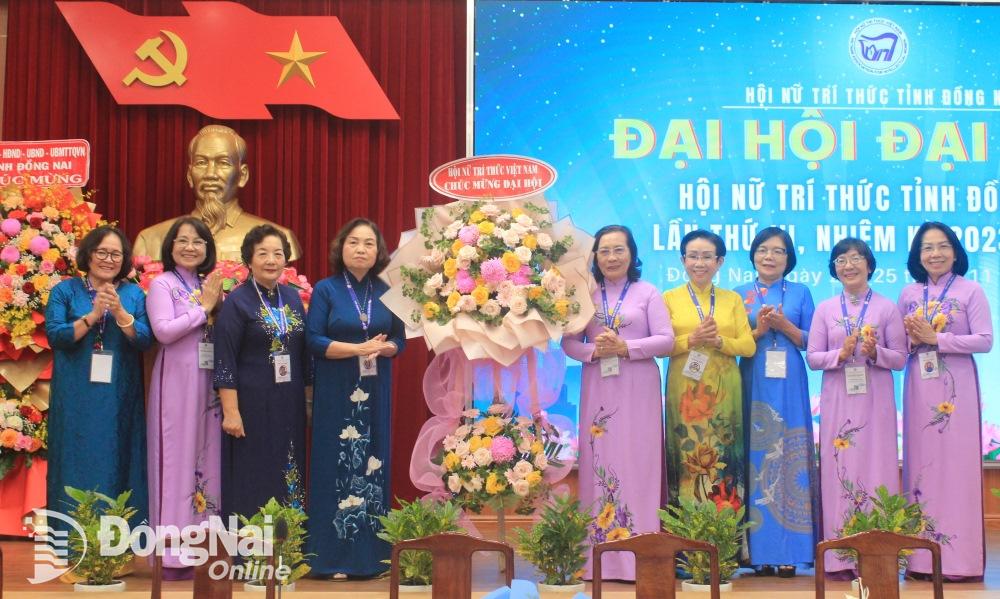 GS.TS Lê Thị Hợp, Chủ tịch Hội Nữ trí thức Việt Nam (thứ 4 từ trái sang) tặng hoa chúc mừng đại hội