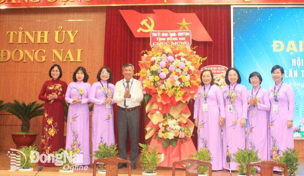 Đồng chí Hồ Thanh Sơn (thứ 4 từ trái sang), Phó bí thư thường trực Tỉnh ủy tặng hoa chúc mừng đại hội