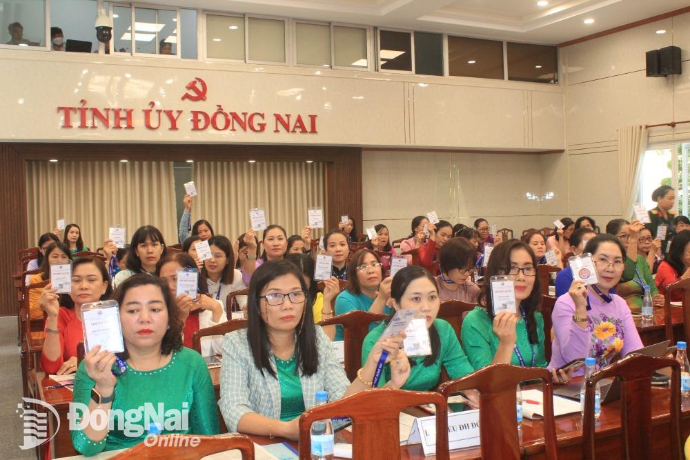 Các đại biểu biểu quyết bầu Ban chấp hành Hội nữ trí thức tỉnh khóa III