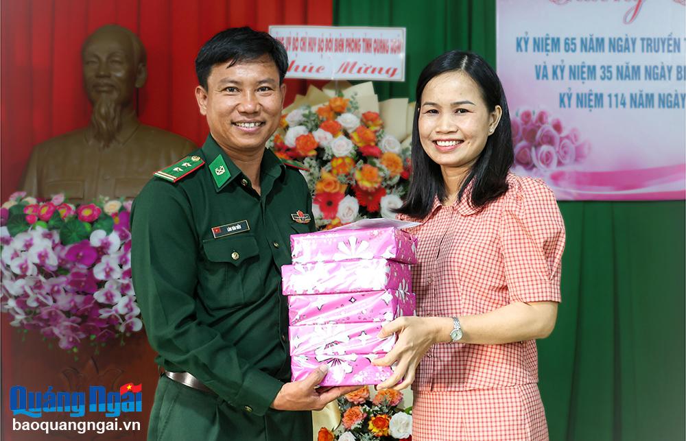 Đại diện CLB Nhà báo nữ tỉnh trao quà, đóng góp cùng cán bộ, chiến sĩ BĐBP tỉnh chăm lo cho học sinh có hoàn cảnh khó khăn do đơn vị nhận đỡ đầu.