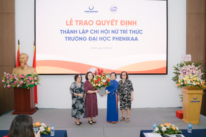 Ban Lãnh đạo Hội Nữ trí thức Việt Nam tặng hoa chúc mừng Chi hội Nữ trí thức trường Đại học Phenikaa