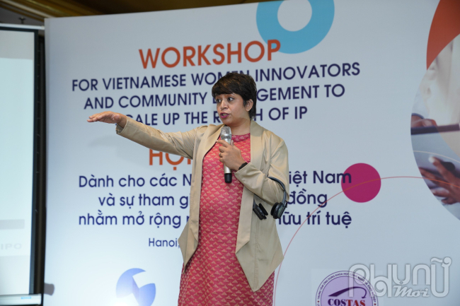 Bà Shalimi Sitaraman Menezes, Nhà sáng lập Mạng lưới chuyên gia sáng chế và quản lý sáng chế chia sẻ về Chiến lược quản lý IP dành cho phụ nữ trong lĩnh vực R&D. Ảnh: Hoàng Toàn