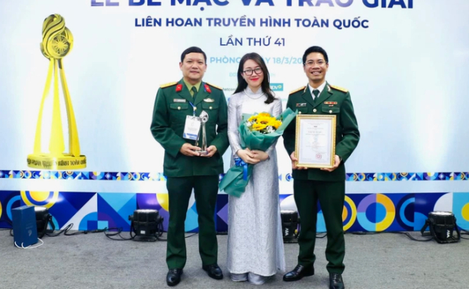   Đại uý Phạm Thị Ngọc Hà cùng ekip nhận Giải Bạc Liên hoan Truyền hình toàn quốc lần thứ 41  