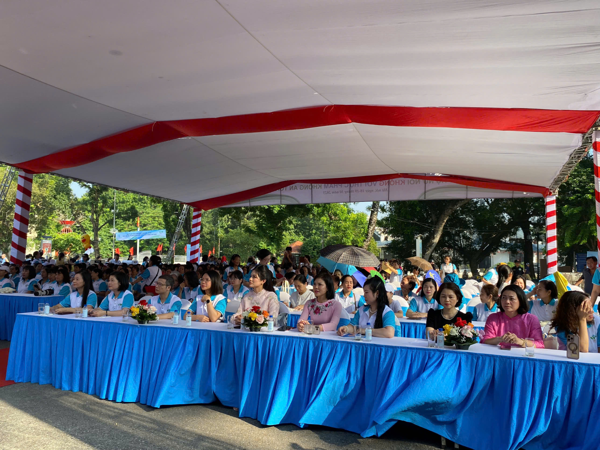 Đông đảo đại biểu và hội viên Hội phụ nữ ở Hà Nội tham dự ngày hội