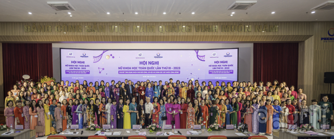 Các đại biểu cùng chụp ảnh lưu niệm tại Hội nghị Nữ khoa học toàn quốc lần thứ III - 2023