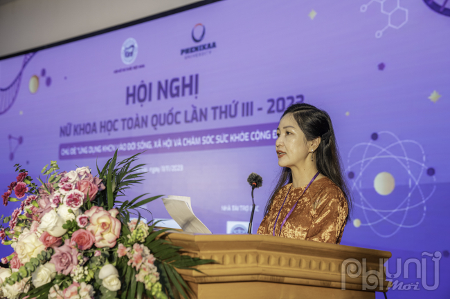 TS. Phan Thị Thuỳ Trâm - Tổng thư ký Hội Nữ trí thức việt Nam công bố Quyết định tặng Bằng khen