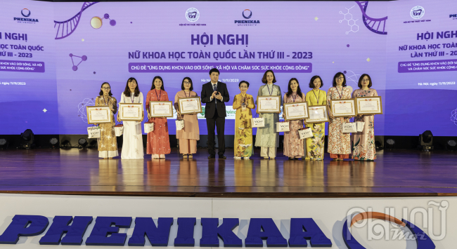 PGS-TS. Trương Thị Hiền, Chủ tịch Hội Nữ trí thức TPHCM, đại diện Trường Đại học Phenikaa trao tặng bằng khen cho các nữ trí thức trẻ tiêu biểu năm 2022 - 2023