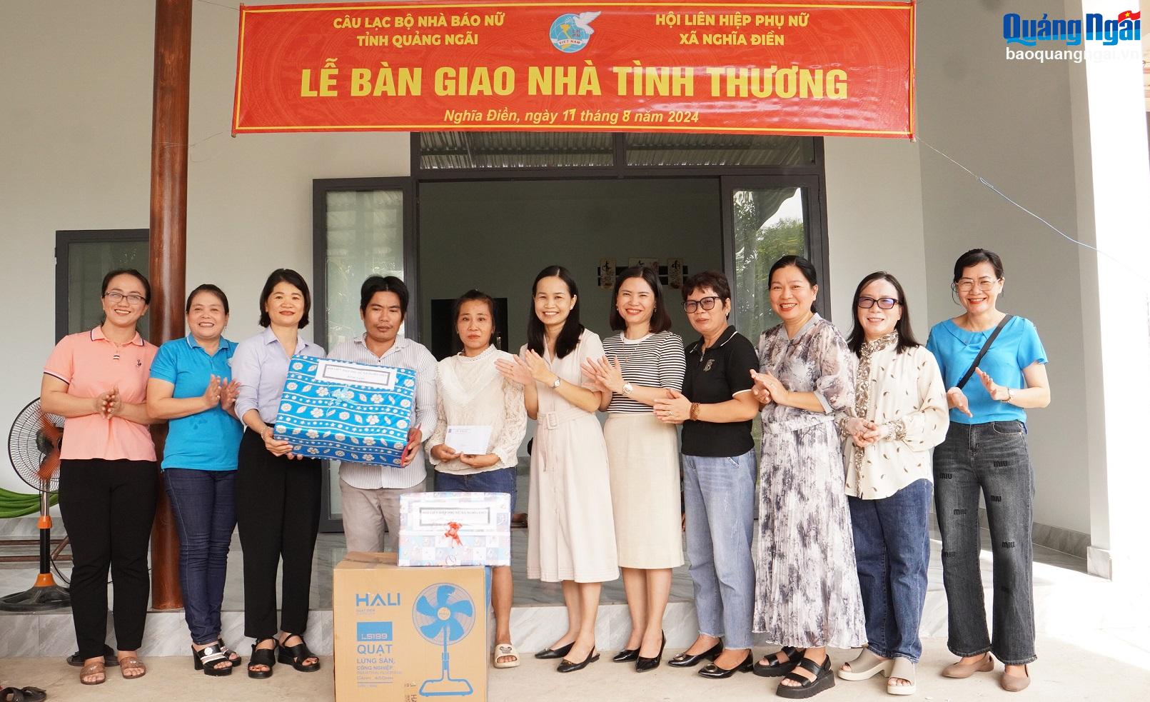 Câu lạc bộ Nhà báo nữ (Hội Nhà báo tỉnh) phối hợp với Hội LHPN xã Nghĩa Điền (Tư Nghĩa) bàn giao nhà cho gia đình. 