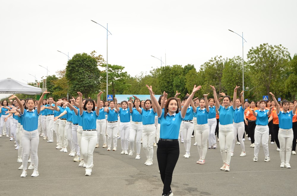 Hơn 1.000 phụ nữ tham gia đồng diễn dân vũ tại Hà Nội - ảnh 7