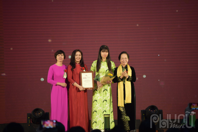 GS.TS Nguyễn Thị Doan trao tặng Giải thưởng Kiến tạo cho TS Nguyễn Thị Bích Ngọc và cộng sự. Ảnh: Hoàng Toàn