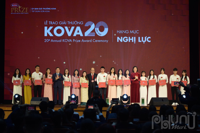 Ủy ban Giải thưởng KOVA cũng đã trao Học bổng Nghị lực cho 153 sinh viên vượt khó, học giỏi từ 52 trường đại học công lập trên cả nước. Ảnh: Hoàng Toàn