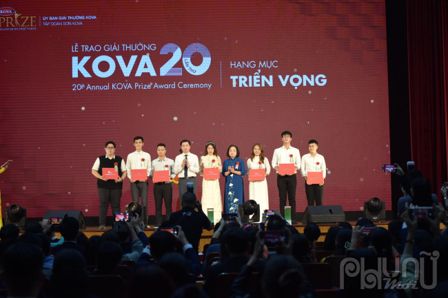 Ủy ban Giải thưởng KOVA vinh danh các cá nhân và tập thể tại Hạng mục Triển vọng. Ảnh: Hoàng Toàn
