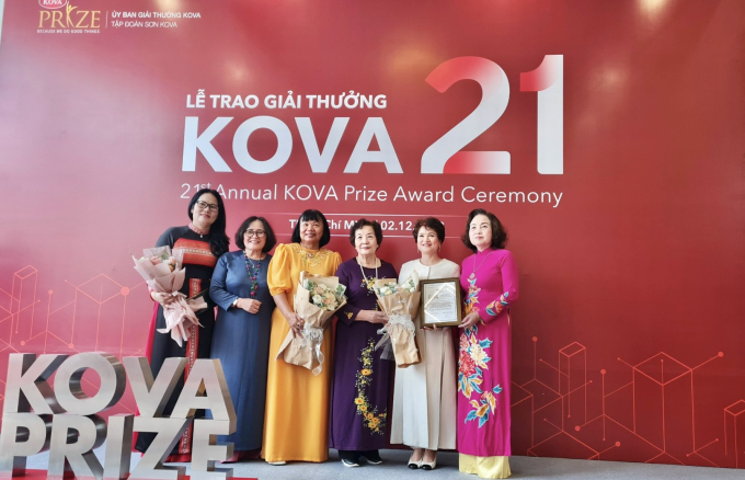 GS.TS Lê Thị Hợp, Chủ tịch Hội Nữ trí thức Việt Nam ( bìa phải) cùng lãnh đạo Hội Nữ trí thức Việt Nam tặng hoa chúc mừng tập thể và cá nhân nhận giải KOVA hạng mục Kiến tạo