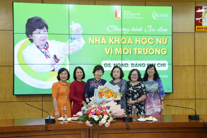 GS.TS Lê Thị Hợp, Chủ tịch Hội Nữ trí thức Việt Nam tặng hoa chúc mừng GS.TS Đặng Kim Chi
