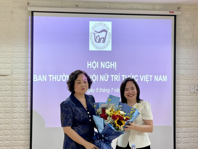 PGS.TS.NCVCC Hà Phương Thư cảm ơn Hội Nữ trí thức Việt Nam đã tạo điều kiện để chị tham dự Triển lãm Quốc tế về Sáng chế của Phụ nữ lần thứ 17 tại Hàn Quốc và giành giải thưởng