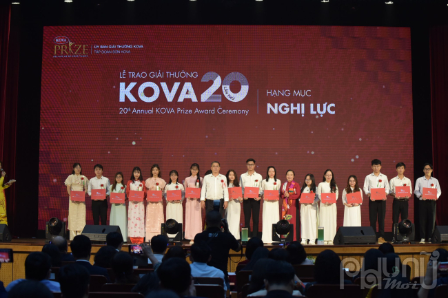 Ủy ban Giải thưởng KOVA cũng đã trao Học bổng Nghị lực cho 153 sinh viên vượt khó, học giỏi từ 52 trường đại học công lập trên cả nước. Ảnh: Hoàng Toàn
