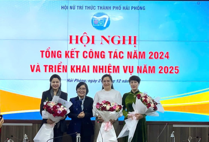 Lãnh đạo Hội Nữ trí thức thành phố tặng hoa chúc mừng các đồng chí đạt thành tích trong năm 2024