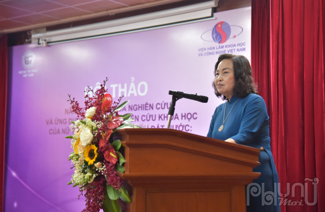 GS.TS.BS Lê Thị Hợp, Chủ tịch Hội Nữ trí thức Việt Nam phát biểu tại Hội thảo 