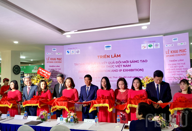 Các đại biểu thực hiện nghi lễ cắt băng khai mạc triển lãm “Tài sản trí tuệ và kết quả đổi mới sáng tạo của cộng đồng nữ trí thức Việt Nam”.