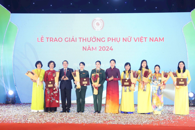 Phó Chủ tịch Quốc hội Nguyễn Đức Hải, Chủ tịch Hội Liên hiệp Phụ nữ Việt Nam Hà Thị Nga trao Giải thưởng Phụ nữ Việt Nam năm 2024 cho các tập thể tại buổi lễ