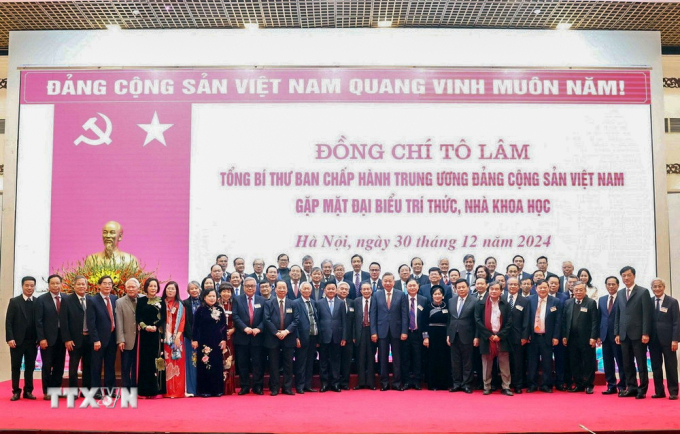         Tổng Bí thư Tô Lâm chụp ảnh lưu niệm cùng các đại biểu trí thức, nhà khoa học. Ảnh: TTXVN        