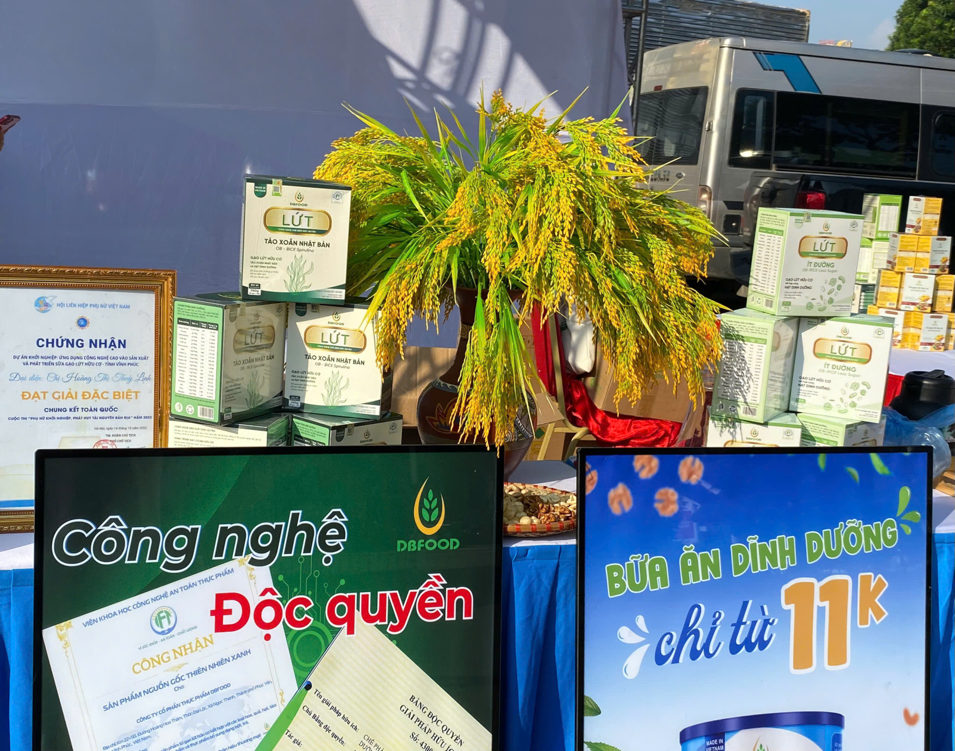 Gian hàng giới thiệu các sản phẩm gạo lứt