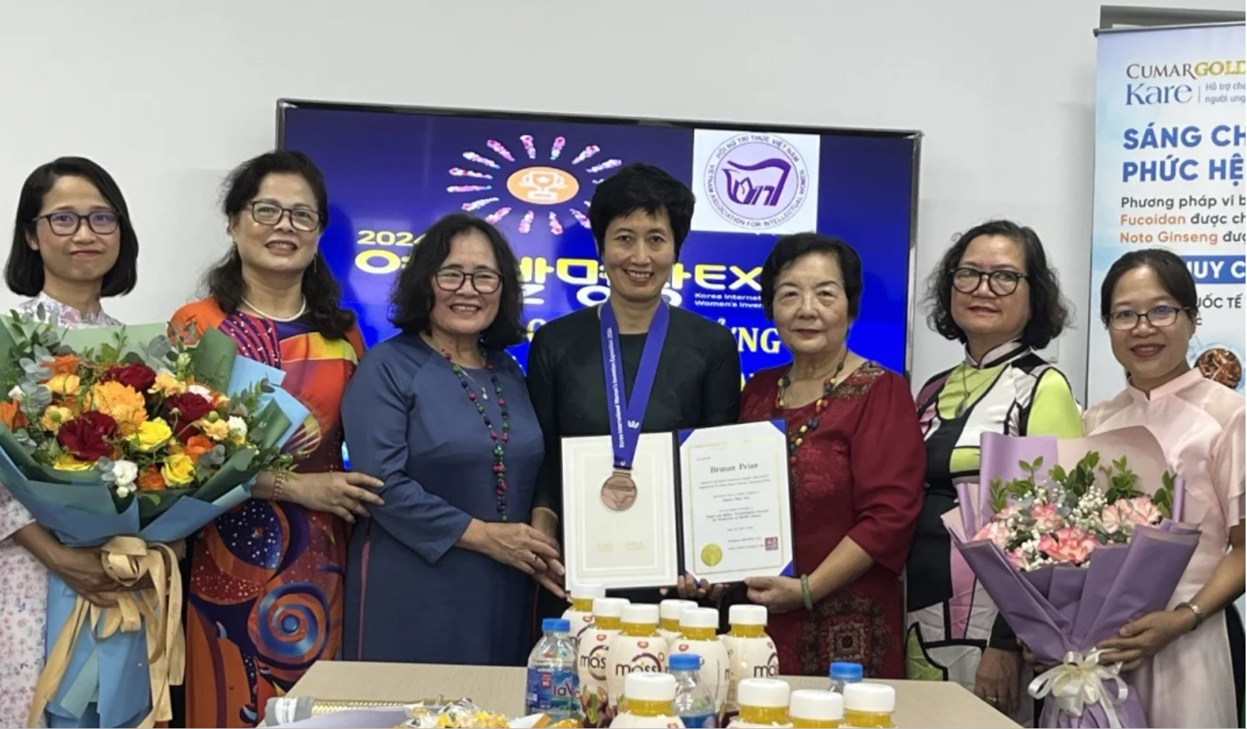 PGS.TS Nguyễn Minh Tân nhận Giải thưởng&nbsp;đổi mới sáng tạo quốc tế tại Triển lãm và Diễn đàn Quốc tế về Sáng chế của phụ nữ (KIWIE 2024) do Hàn Quốc tổ chức.