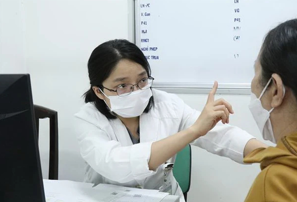 Bác sĩ Trần Thị Mai Linh khám bệnh, trao đổi với bệnh nhân. (Ảnh: Đinh Hằng/TTXVN)