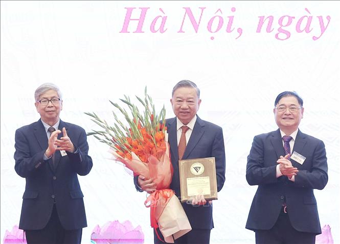 Liên hiệp các Hội Khoa học và Kỹ thuật Việt Nam tặng hoa và biểu trưng cho Giáo sư, Tiến sỹ Tô Lâm, Tổng Bí thư Ban chấp hành Trung ương Đảng Cộng sản Việt Nam. Ảnh: Thống Nhất/TTXVN