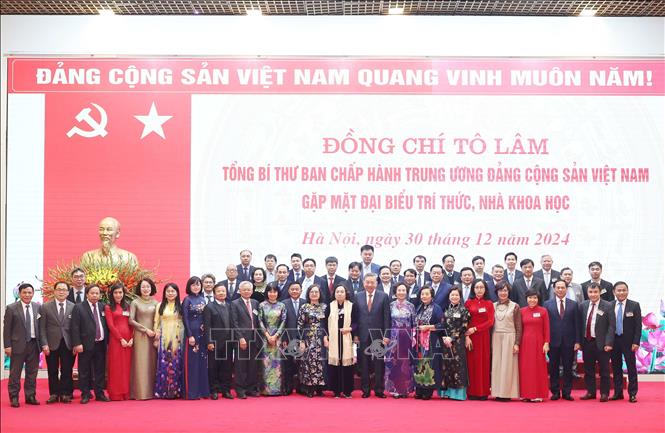 Tổng Bí thư Tô Lâm chụp ảnh lưu niệm cùng các đại biểu trí thức, nhà khoa học. Ảnh: TTXVN