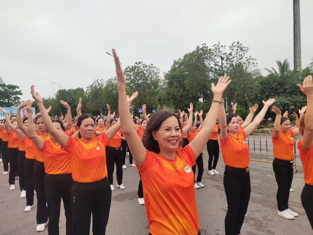Hơn 1.000 phụ nữ tham gia đồng diễn dân vũ tại Hà Nội - ảnh 8