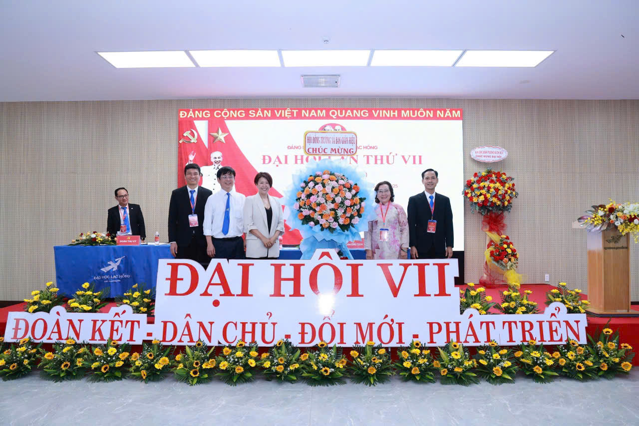 Hội đồng Trường và Ban Giám hiệu tặng hoa chúc mừng Tiến sĩ Nguyễn Thị Thu Lan nhận nhiệm vụ mới.